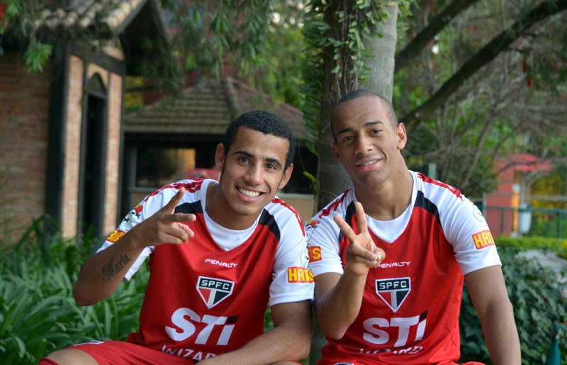 Lucas Evangelista (à esquerda) aproveitou como caio 2013 para surgir no S.Paulo, apesar do ano menos conseguido pelo clube (foto: Site Oficial S.Paulo FC)
