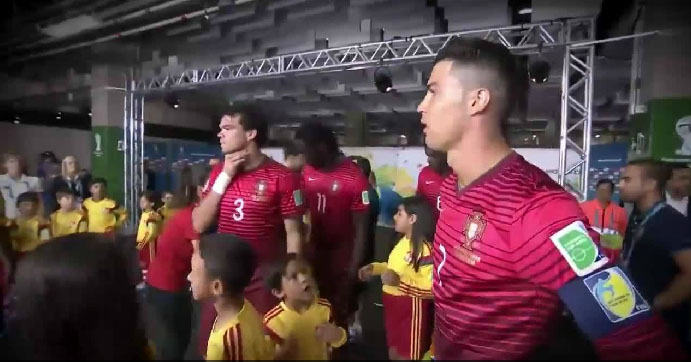 Ronaldo distribui afecto pelas crianças