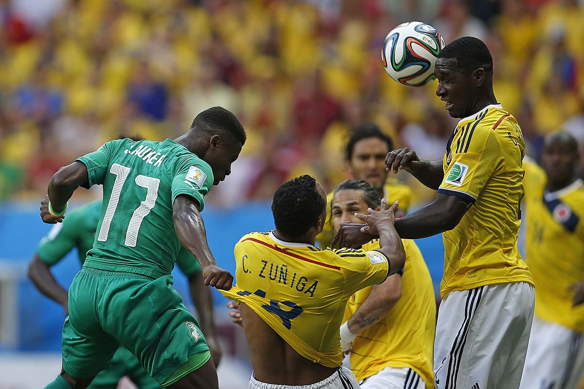 Aurier disputa a bola com 3 colombianos na fase de grupos do Mundial 2014 (foto: shutterstock/AGIF)