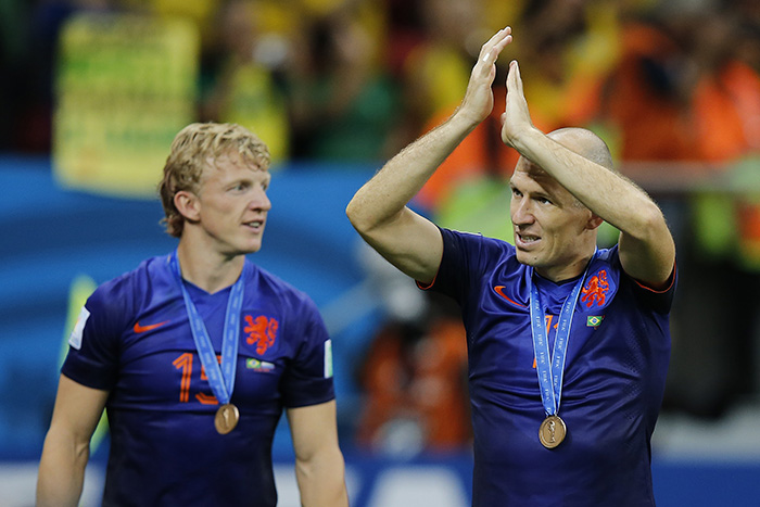 Kuyt e Robben agradecem o aplauso após receberem as medalhas de terceiro classificado (foto: AGIF/Shutterstock)