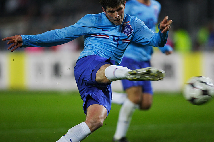 O avançado do Schalke que defrontou o Sporting para a Liga dos Campeões é um dos nomes que pode agitar a próxima janela de transferências (foto: Tsutomu Takasu)