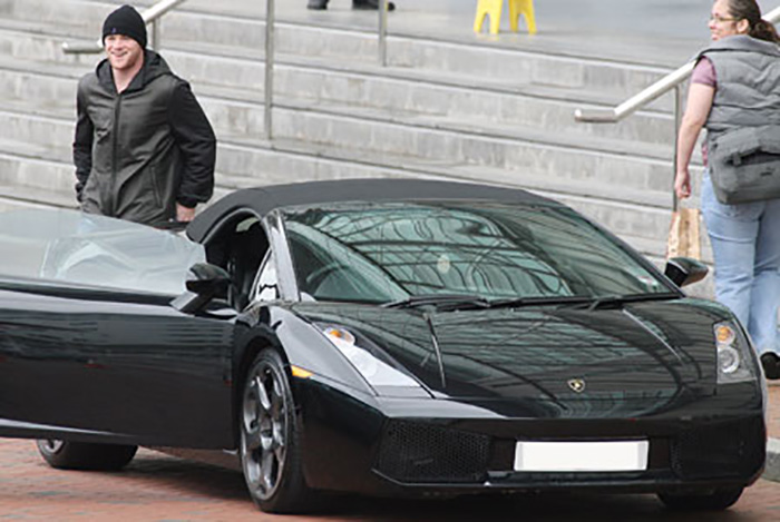 Rooney junto a um dos seus bólides, no caso um "Lambo"