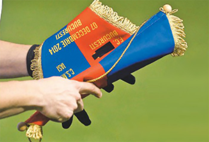 O galhardete do Steua para o jogo com o Iasi apresentava o nome do clube coberto a fita negra.