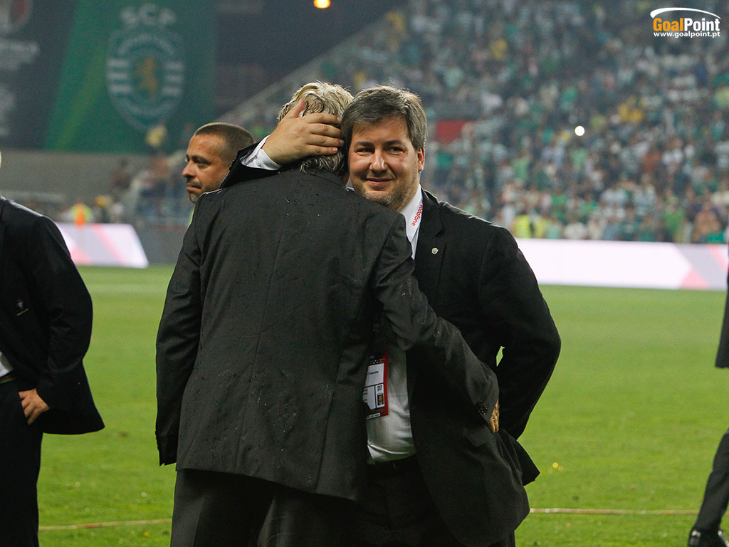 Supertaça 2015/16: Bruno de Carvalho e Jorge Jesus cumprimentam-se