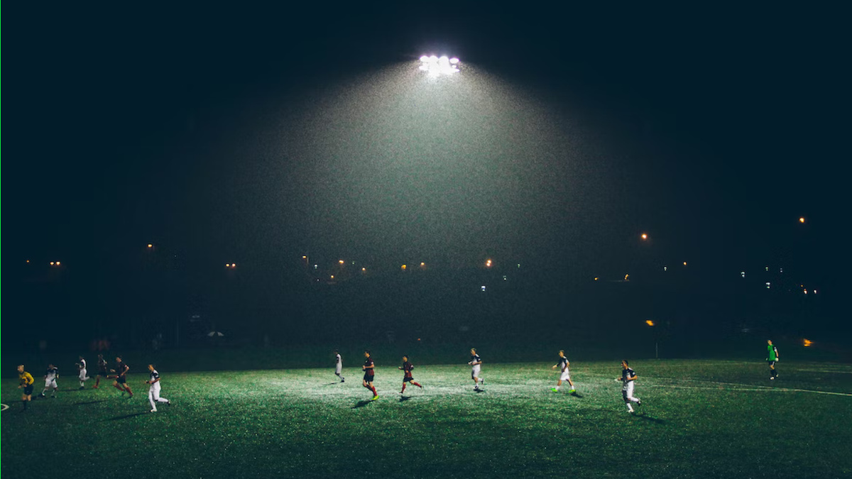 Campo-Futebol-iluminado-noite-1200x675